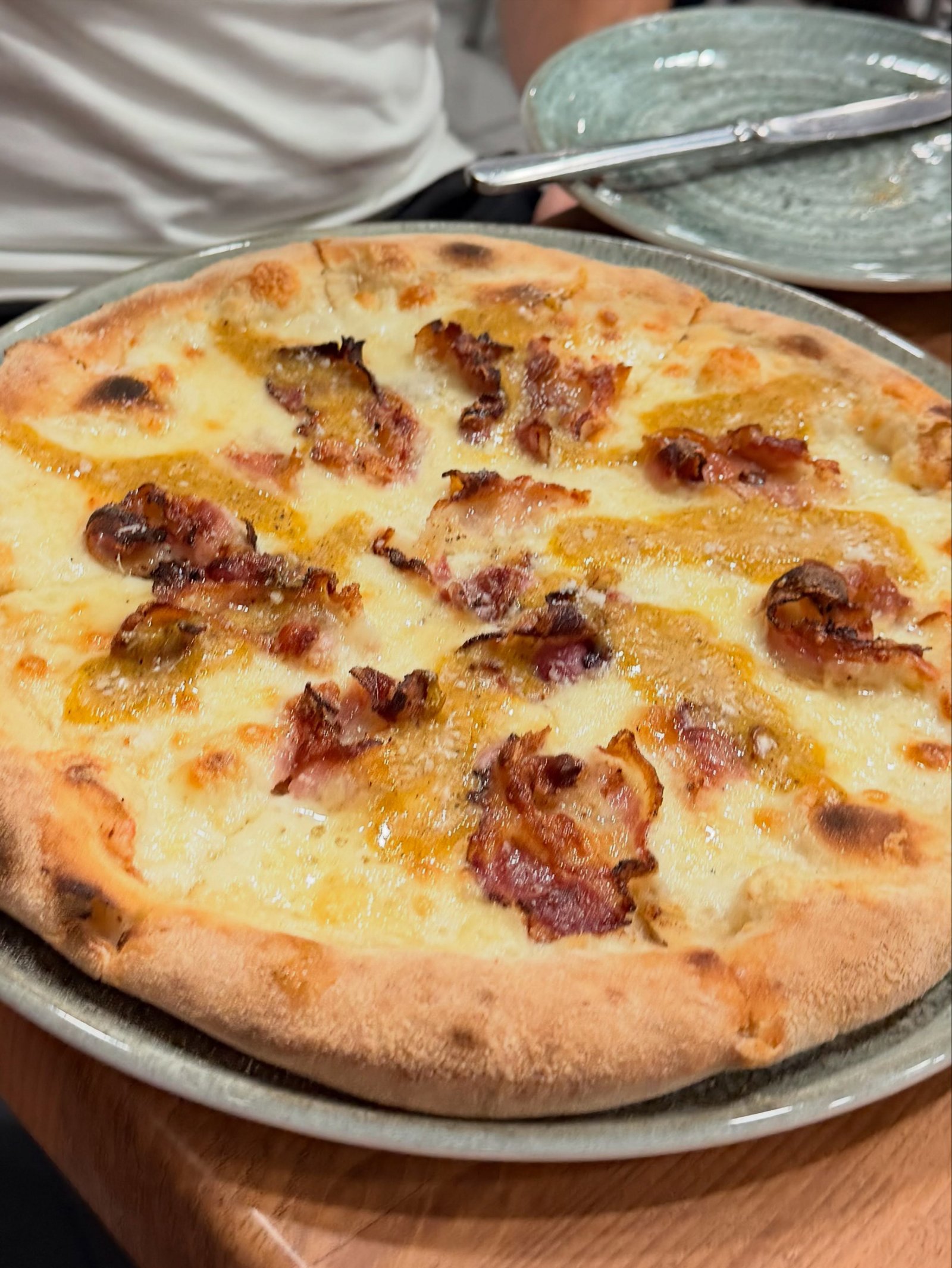 Pizza blanca con bacon